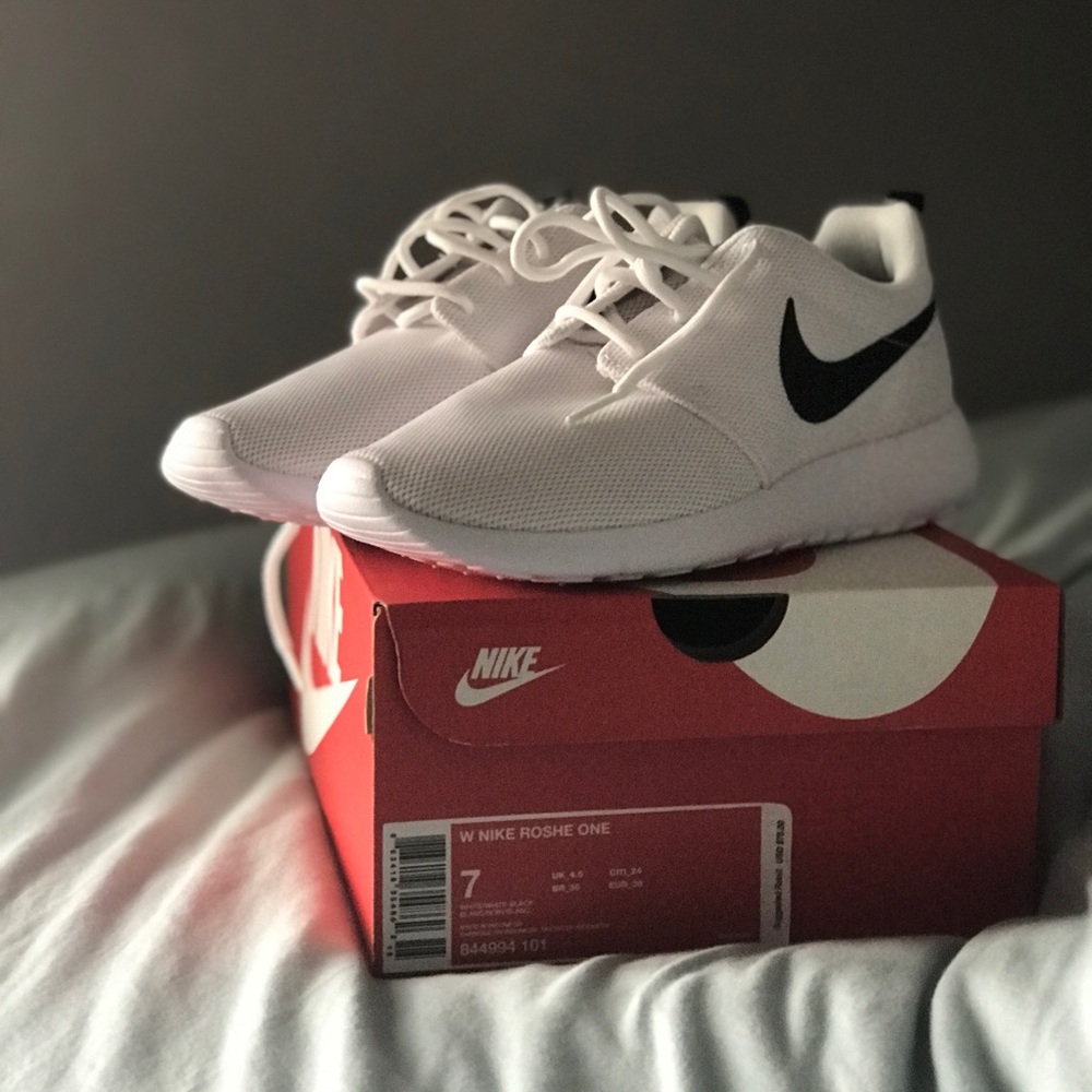Women’s white nike roshe one. Brand new size 7
